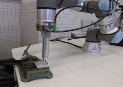 Sicheres Entgraten dank Roboter