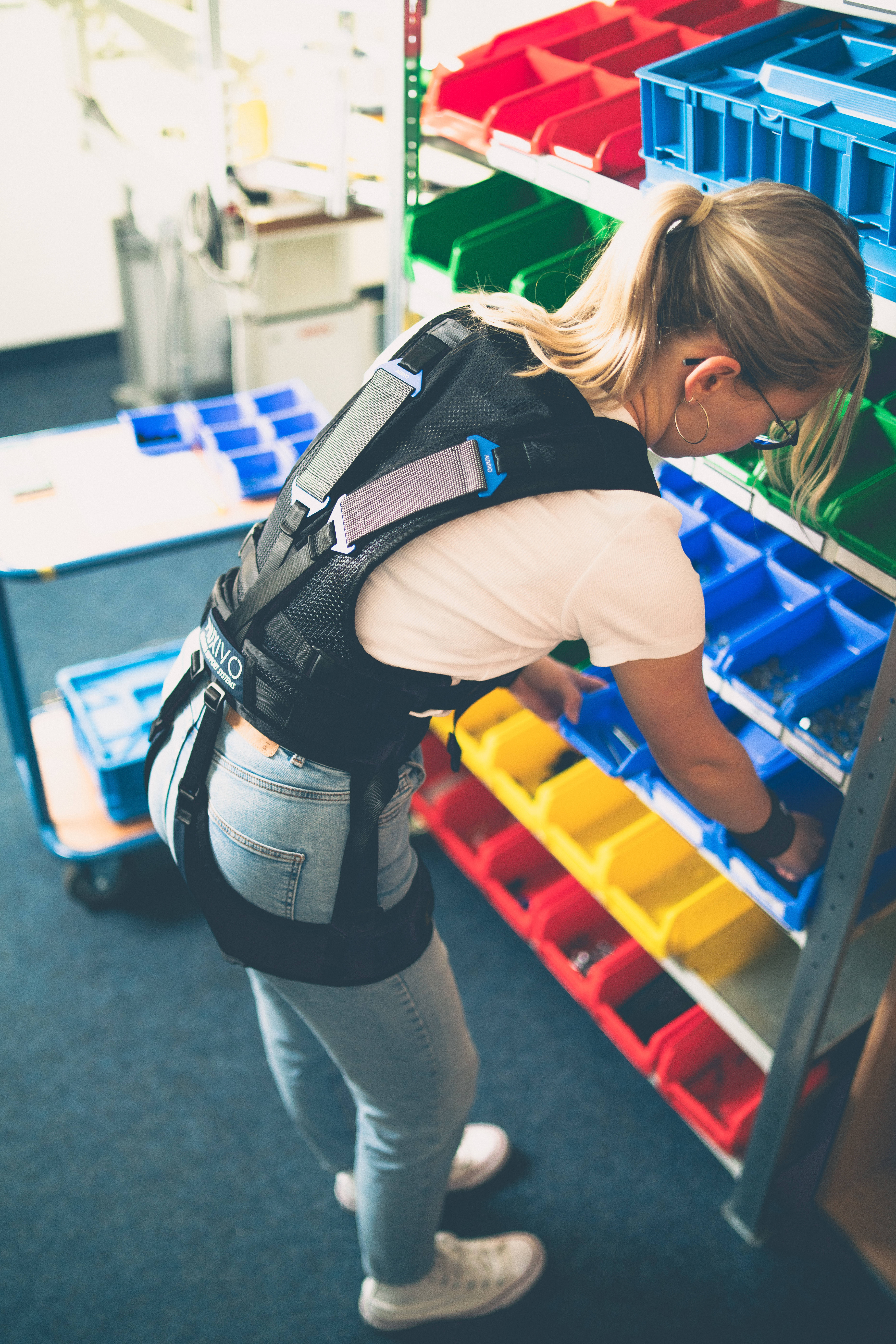 Probandin mit passivem Exoskelett LiftSuit im Labor für Arbeitswissenschaft der WHZ Probandin mit passivem Exoskelett LiftSuit im Labor für Arbeitswissenschaft der WHZ